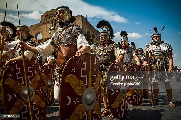 real roman gladiators y centurions en frente del coliseum - roman army fotografías e imágenes de stock