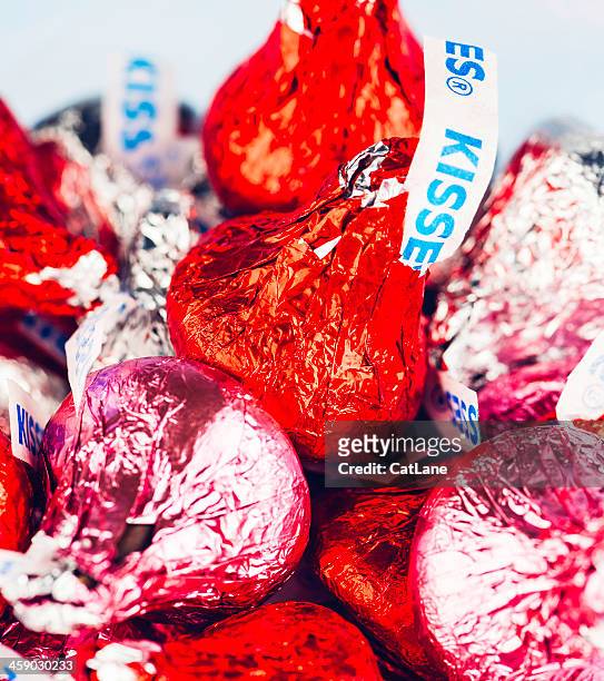 hershey küsse candy für den valentinstag - chocolate foil stock-fotos und bilder