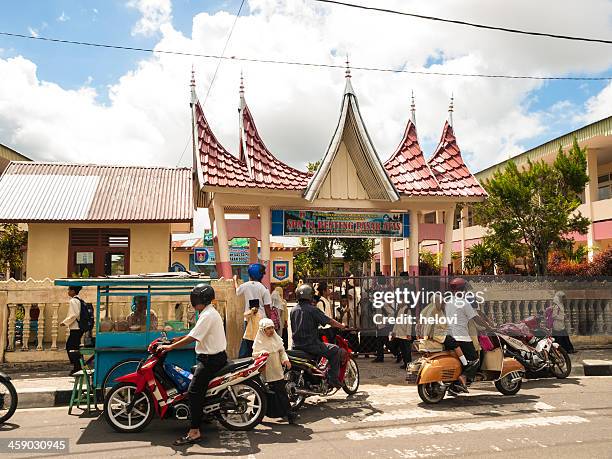 elementary school bukittinggi - bukittinggi photos et images de collection