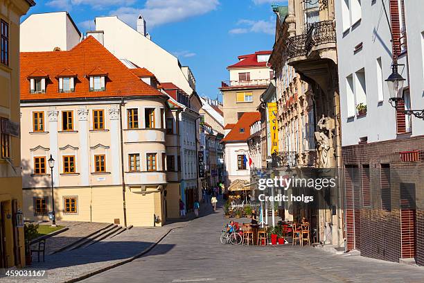 in straßencafés und bars in bratislava, slowakei - slovakia stock-fotos und bilder