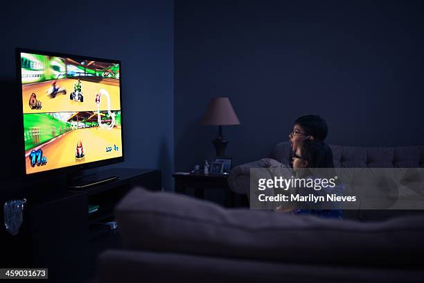 jugar video juegos - night before fotografías e imágenes de stock