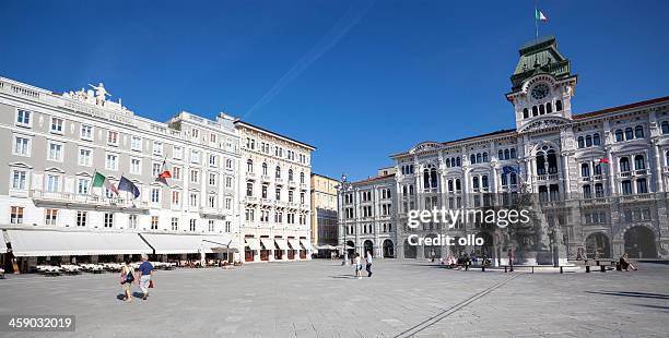 palazzo comunale und casa stratti-triest, italien - triest stock-fotos und bilder