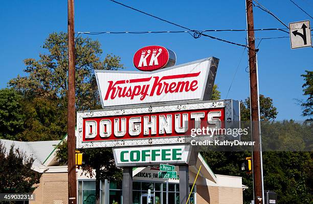 old fashioned beignet krispy kreme et café signe - raleigh stock photos et images de collection