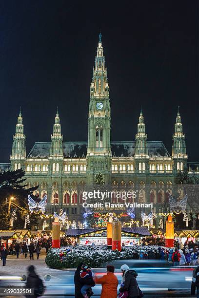 wiener rathaus an weihnachten - vienna city hall stock-fotos und bilder