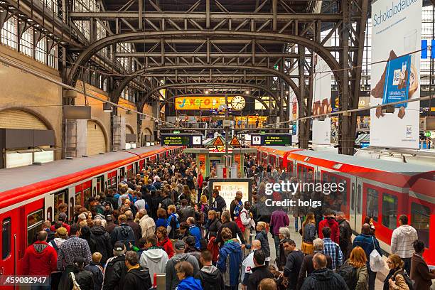 hamburg s-bahn estación - busy train station fotografías e imágenes de stock