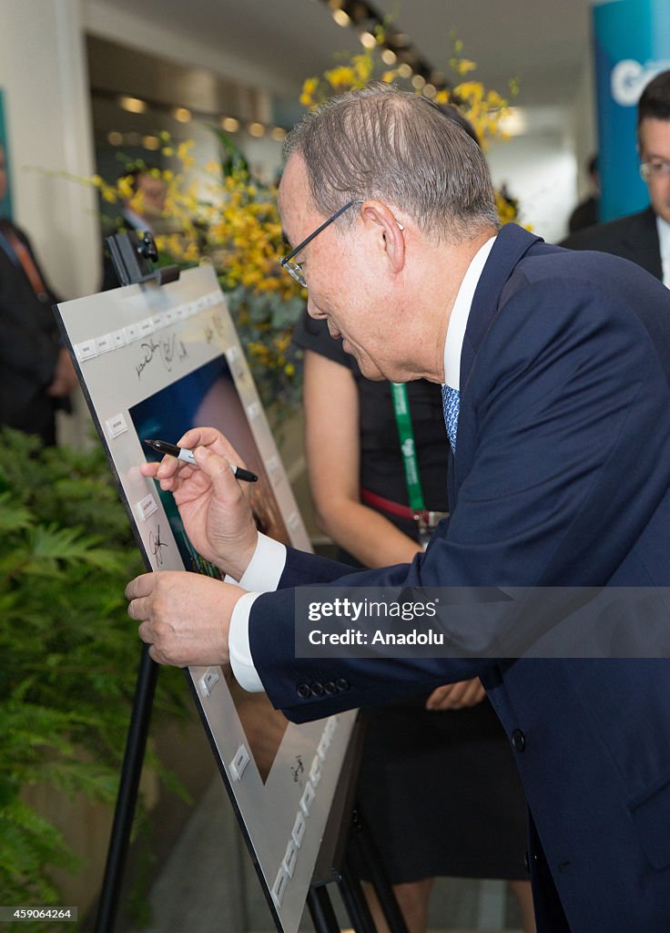 Leaders' sign Family Photograph at G20 Australia