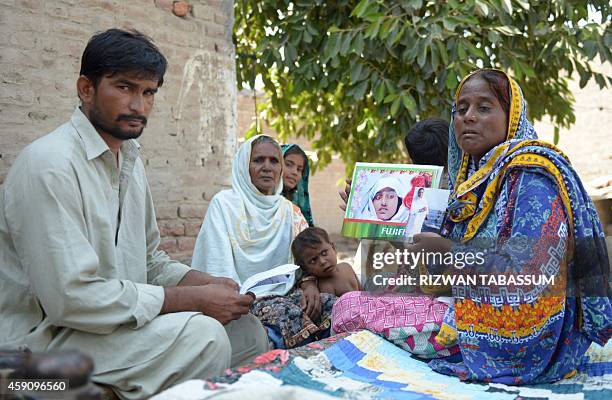 Pakistan Razea 29 Razia Khan Stock Photos, High-Res Pictures, and Images - Getty Images