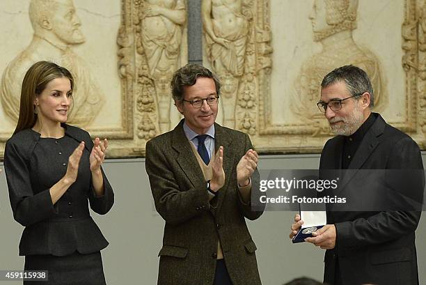 Queen Letizia of Spain and artist Jaume Piensa attend the 2013 Velazquez Plastic Arts Awards ceremony at El Prado Museum on November 17, 2014 in...