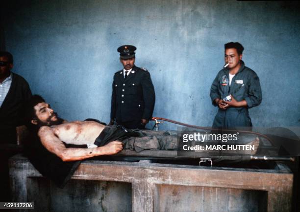 The body of Ernesto "Che" Guevara, the Argentine-born hero of Latin American revolutionaries and six other guerillas are on public display 10 October...