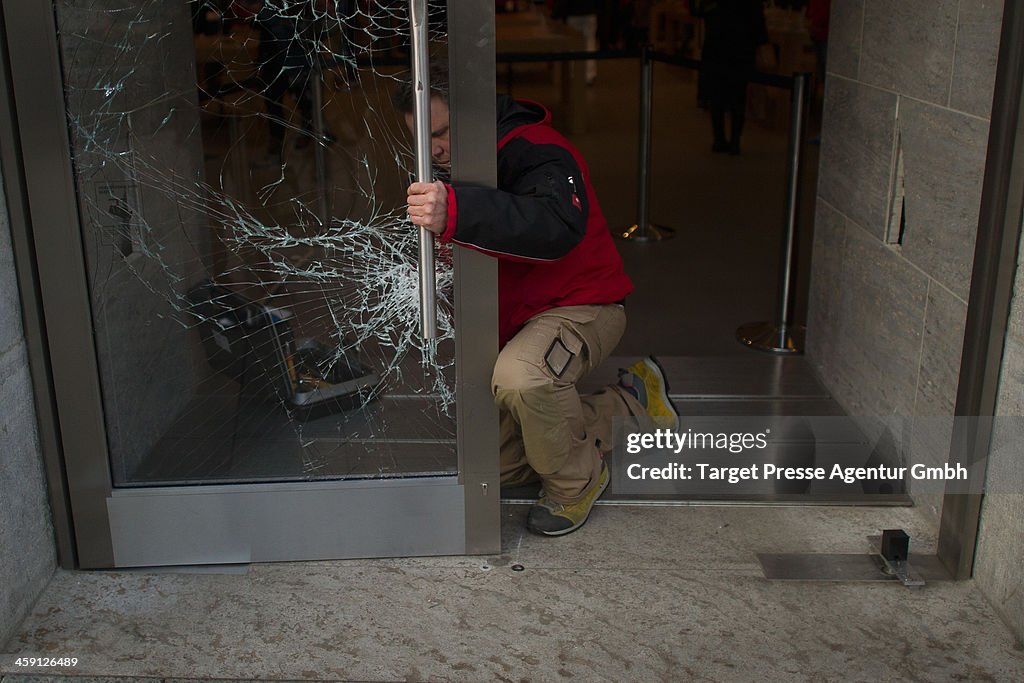 Apple Store Robbed In Lightning Raid