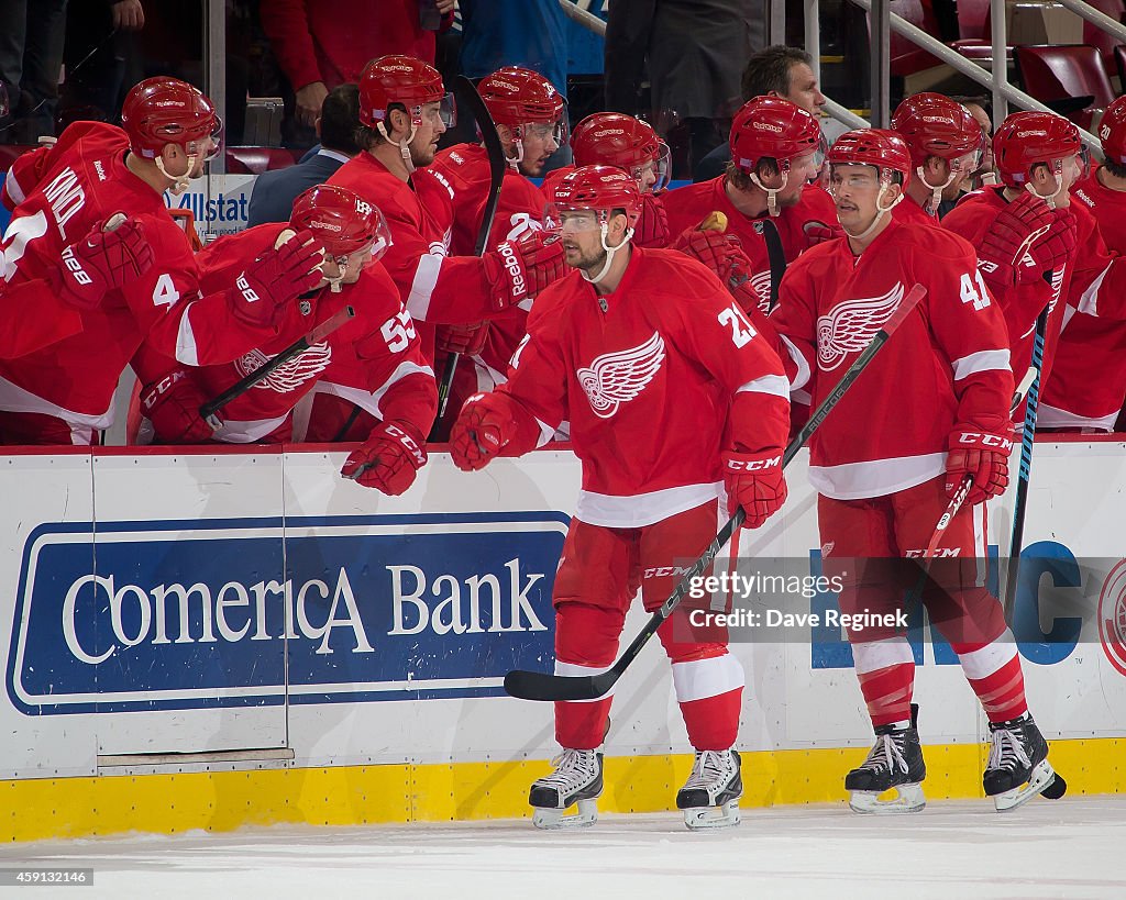 Chicago Blackhawks v Detroit Red Wings