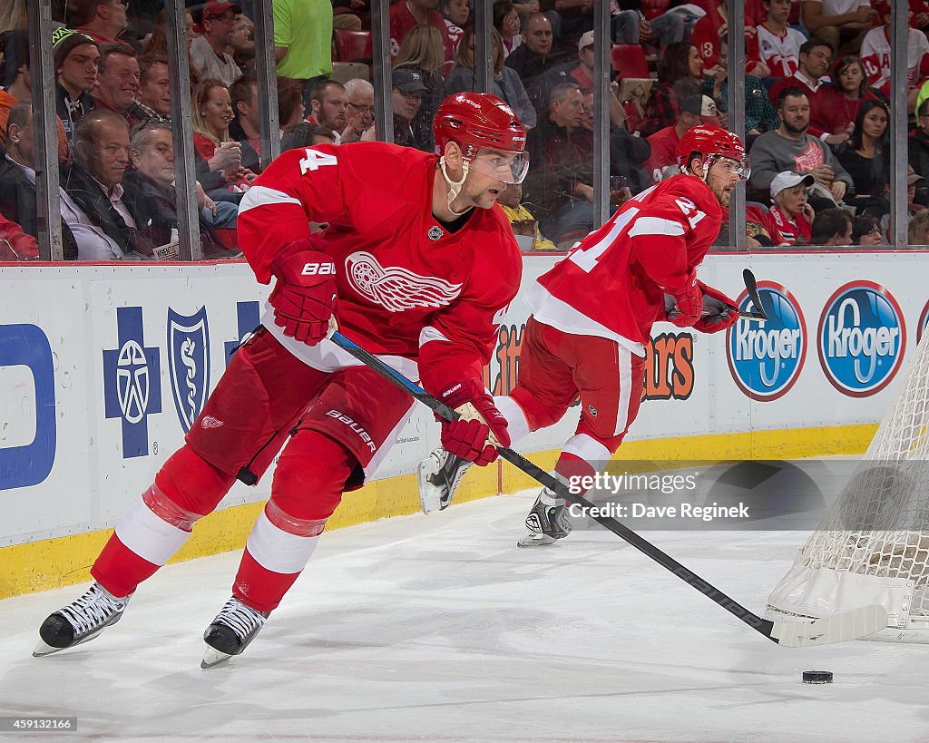 Chicago Blackhawks v Detroit Red Wings