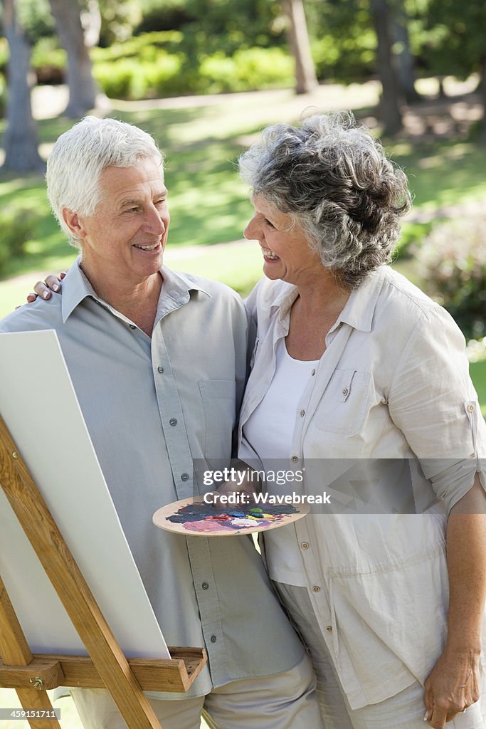 Esposa marido que está Pintando abrange