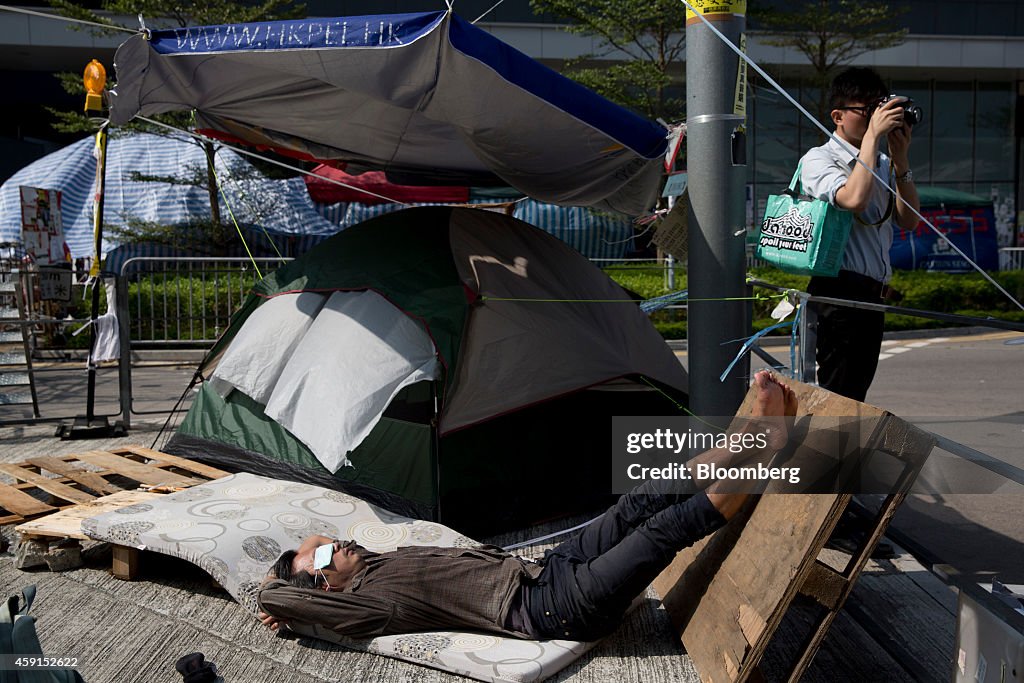 Hong Kong Government Starts Clearing Some City-Center Obstructions Erected By Protesters