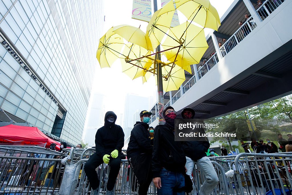 Bailiffs clear a section of Occupy Central camp
