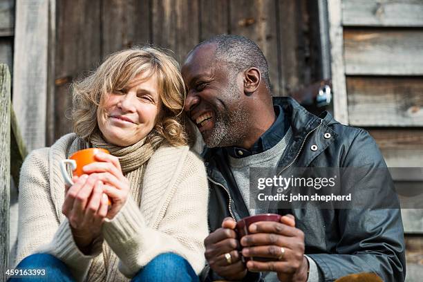 heureux couple d'âge mûr partager un moment amusant - adulte dâge mûr photos et images de collection