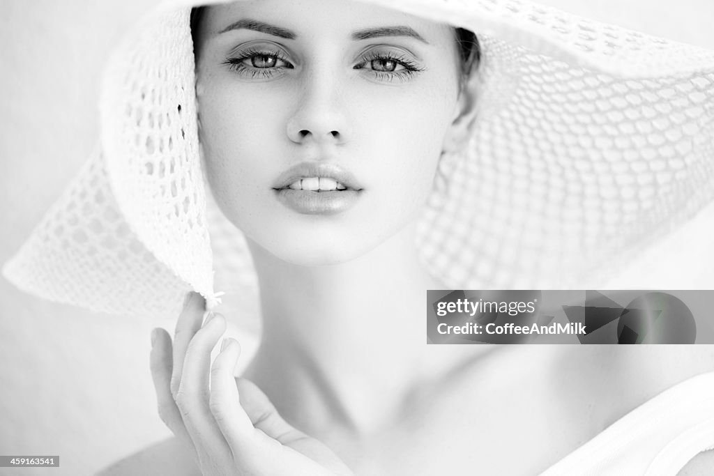 Retrato de uma bela mulher. B & W