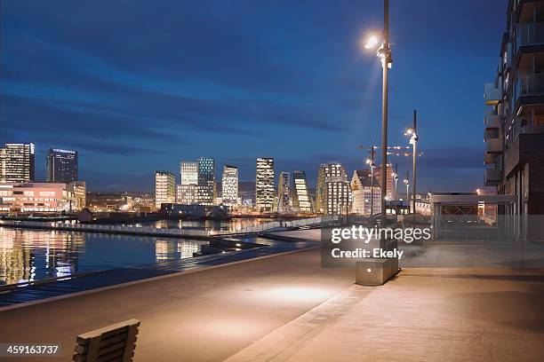 edificios de oslo en la noche, lo que refleja en el agua. - oslo skyline fotografías e imágenes de stock