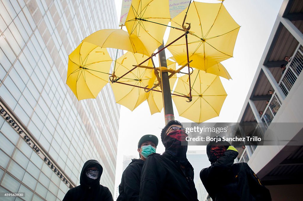 Police & Bailiffs Move In To Clear Hong Kong Protest Sites After Seven Weeks of Demonstrations