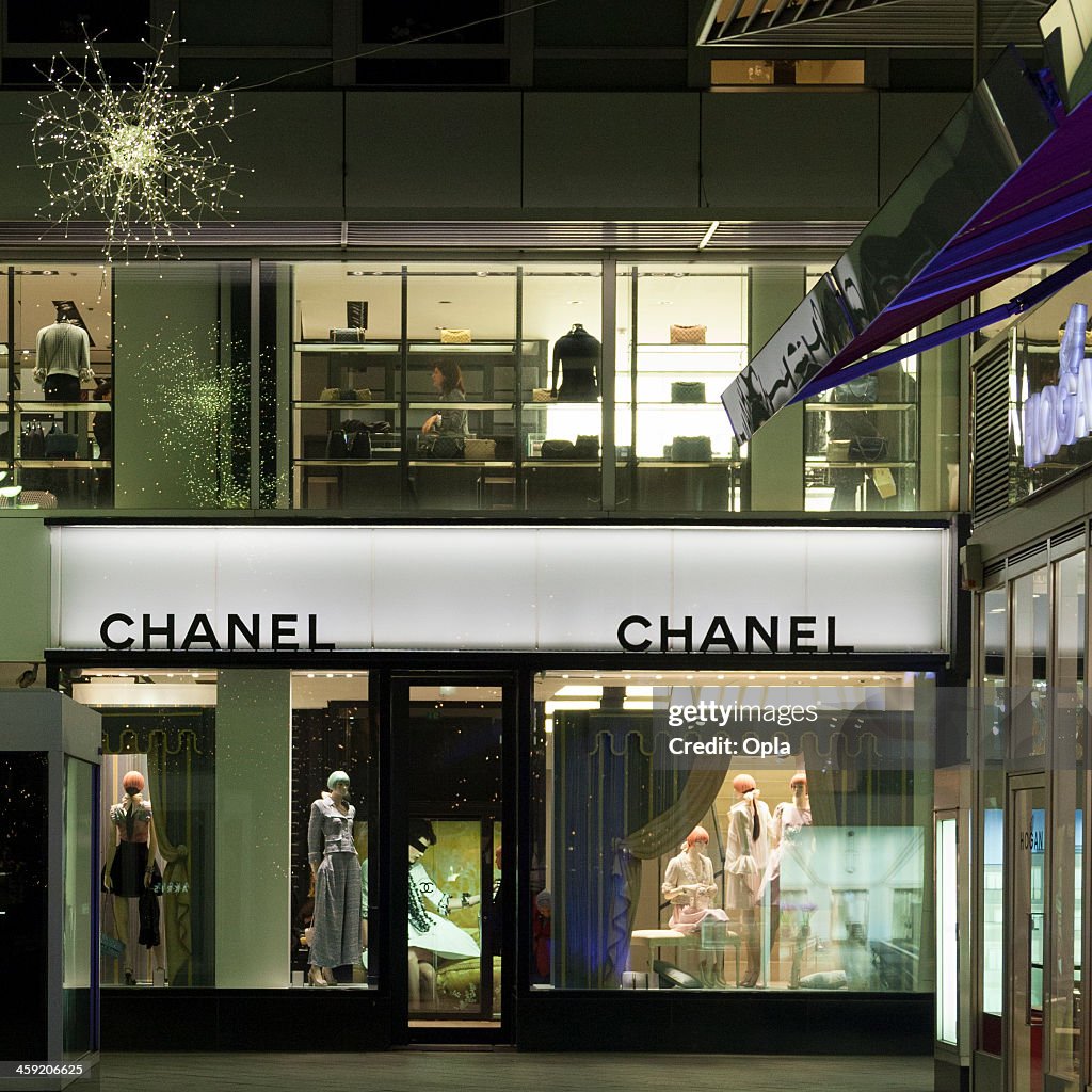 Chanel Window Display High-Res Stock Photo - Getty Images