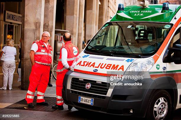ambulancia los médicos en piazza del duomo de milán, italia - vehículo de emergencia fotografías e imágenes de stock