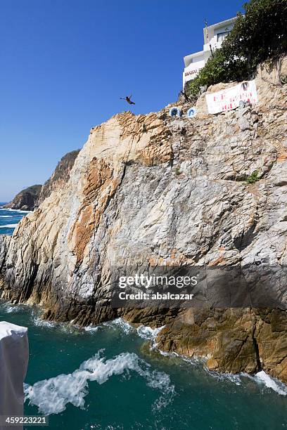 acapulco cliff diver - la quebrada acapulco stock pictures, royalty-free photos & images
