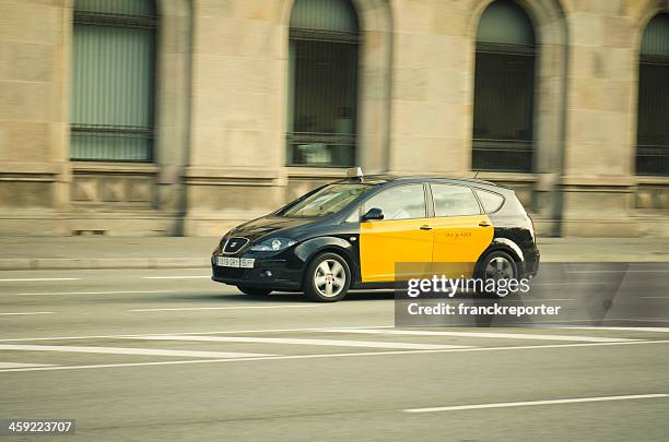 barcelona taxi en funcionamiento rápidamente - yellow taxi fotografías e imágenes de stock