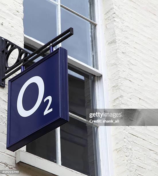 shop sign-02 - o2 telecommunications brand stock pictures, royalty-free photos & images