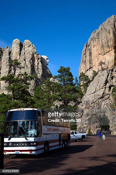 touristen-bus in der nähe von mount rushmore - terryfic3d stock-fotos und bilder