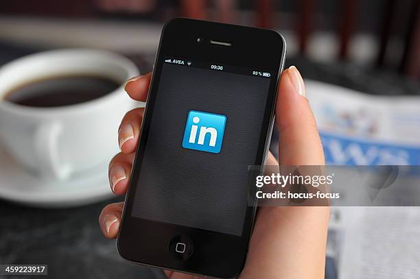 linkedin app on apple iphone 4 - medios sociales basados en imágenes fotografías e imágenes de stock