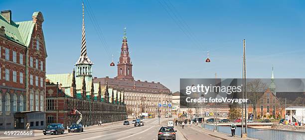 copenhagen børsen christiansborg palace slotsholmen street scene denmark - christiansborg palace stockfoto's en -beelden