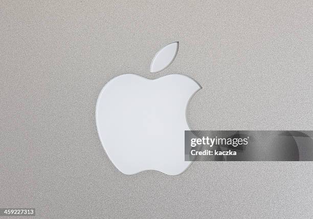 apple macintosh-logo auf der macbook air - macbook business stock-fotos und bilder