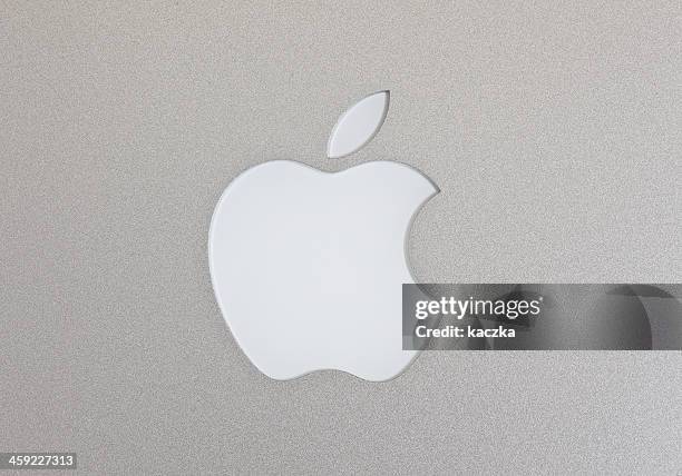 apple macintosh logo on the macbook air - macbook business stockfoto's en -beelden