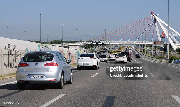 tráfego de auto-estrada perto de madrid - art product imagens e fotografias de stock