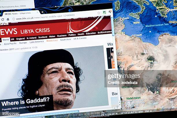 libyscher krise auf bbc und karte von lybia - google earth stock-fotos und bilder