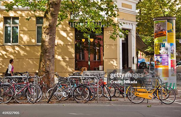 street cafe in berlin - prenzlauer berg stockfoto's en -beelden