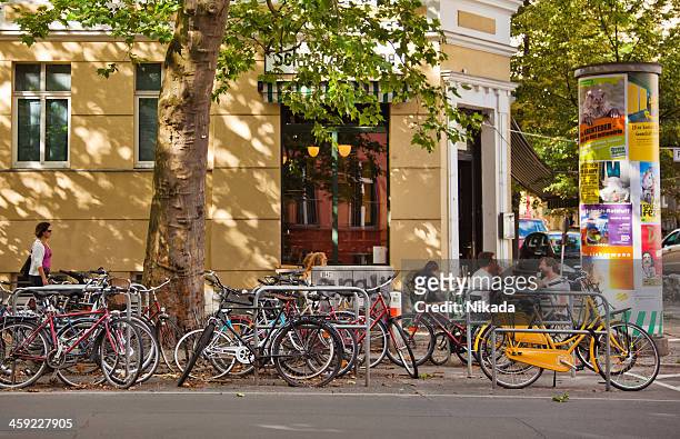 street cafe in berlin - prenzlauer berg stock pictures, royalty-free photos & images