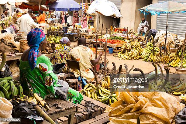 marché de yaoundé - yaoundé photos et images de collection