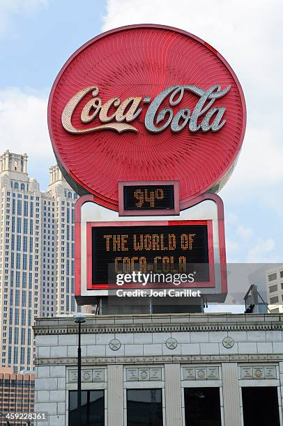 coca-cola-schild in atlanta, georgia - peachtree street stock-fotos und bilder