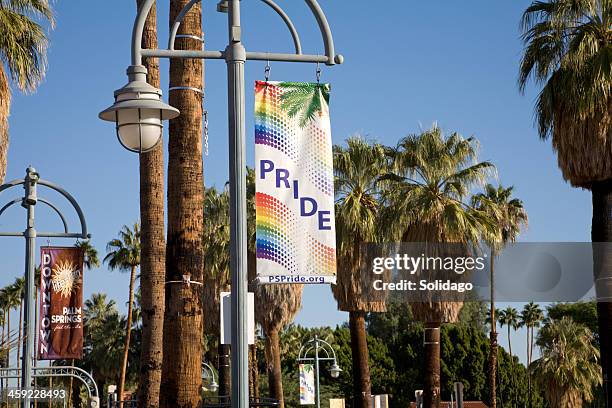 pride banner palm springs - palm springs californie stockfoto's en -beelden