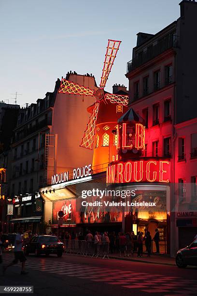 le moulin rouge al atardecer - moulin rouge fotografías e imágenes de stock