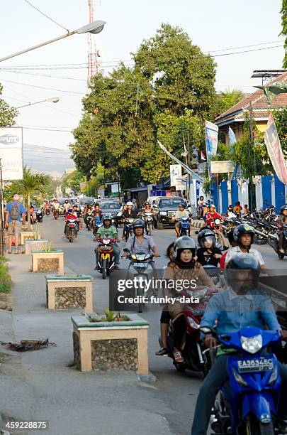 motocicletta traffico in isola di sumbawa besar - sumbawa foto e immagini stock