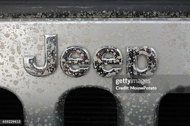 jeep name badge logo on a silver wrangler splash marks - jeep wrangler 個照片及圖片檔