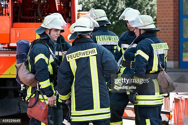 deutsche feuerwehrleute - feuerwehr deutschland stock-fotos und bilder