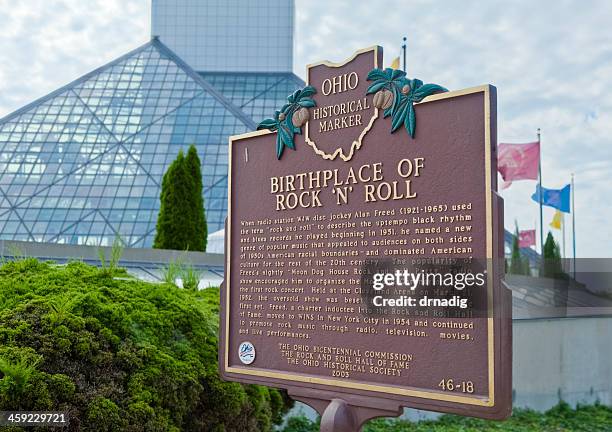 ohio o local de nascimento do rock and roll hall histórico marcador - salão da fama do rock and roll - fotografias e filmes do acervo