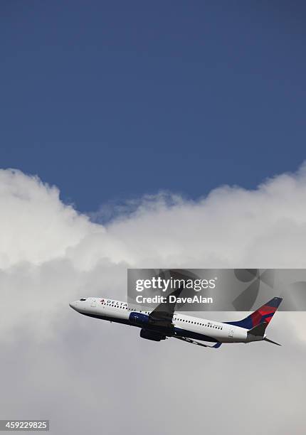 delta airlines 737 - delta airplane stock pictures, royalty-free photos & images