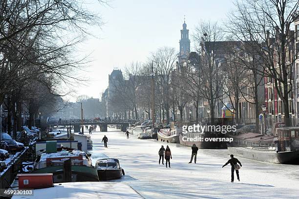 amsterdam ice skating - amsterdam canal stockfoto's en -beelden