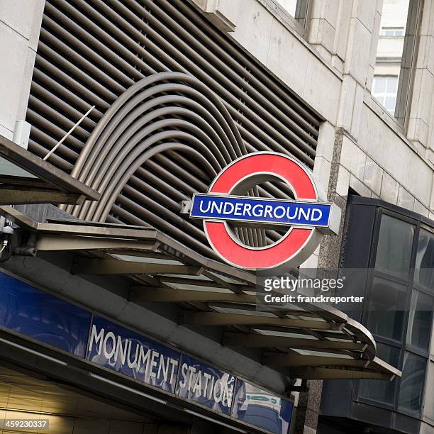 señal en la estación de metro de londres - monument station london fotografías e imágenes de stock