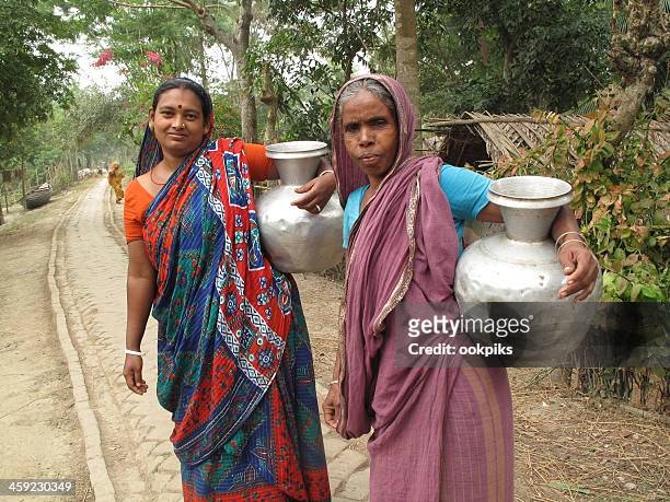 abrufen läuft wasser in bangladesch - bangladesh stock-fotos und bilder