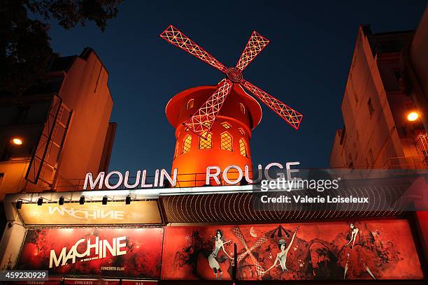 le moulin rouge at the dusk - moulin rouge bildbanksfoton och bilder